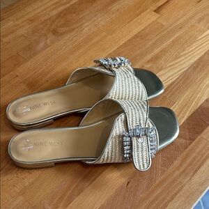 Nine West Metallic Gold Woven Slide Mules Crystal Accent brand new  ajustable